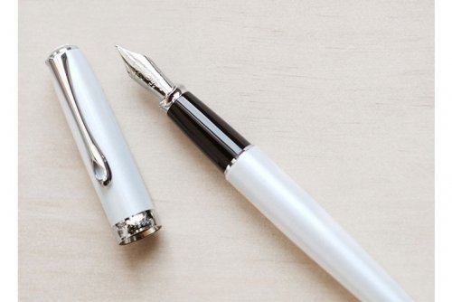 Перьевая ручка Diplomat Excellence A Pearl White перо F