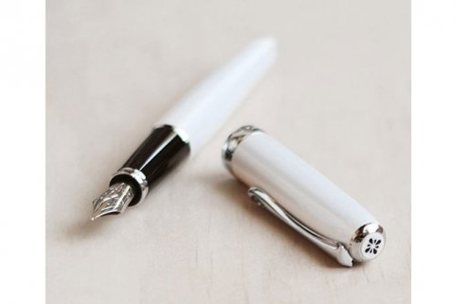 Перьевая ручка Diplomat Excellence A Pearl White перо F
