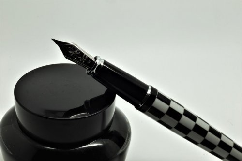 Перьевая ручка Diplomat Excellence Rome Black White перо F